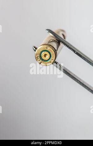 Messinggehäuse gehalten Stockfoto