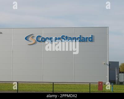 Sremska Mitrovica, Serbien, 30. April 2021, Fabrikgebäude von Cooper-Standard Holdings Inc. Modernes Produktionsgebäude. Hersteller von Dichtungen, Kraftstoff- und Bremssystemen, Flüssigkeitsübertragungssystemen für Fahrzeuge Stockfoto