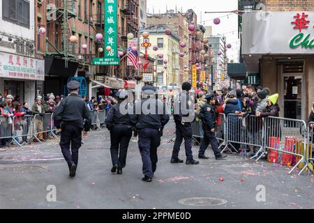 Polizisten beobachten in Chinatown vor der Silvesterparade, USA, New York Stockfoto