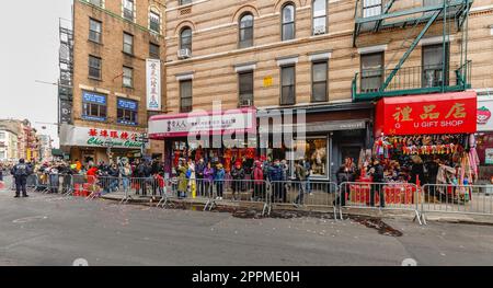 Straßenatmosphäre in Chinatown, New York, USA für die Silvesterparade Stockfoto