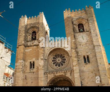 SE Patriarchalkathedrale Lissabon, Blick vom niedrigen Winkel bei Sonnenuntergang mit klarem Himmel Stockfoto