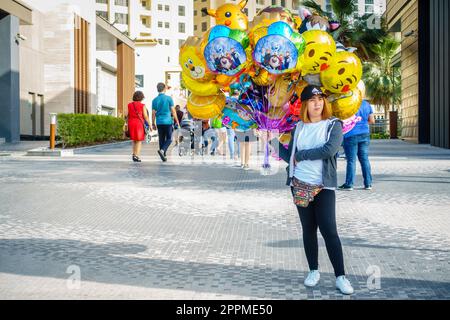Ein Partyballonverkäufer auf dem JBR Walk Stockfoto