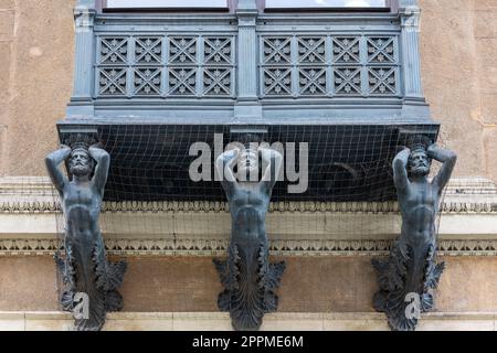 Kleiner Palast, gusseiserne Erkerfenster mit drei männlichen Eisenfiguren, Brünn, Tschechische Republik Stockfoto