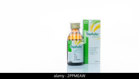 CHONBURI, THAILAND-30. JANUAR 2023: Duphalac-Lactulose-Lösung. Produkt von Abbott Healthcare Products B.V. Arzneimittel zur Behandlung von Obstipation und hepatischer Enzephalopathie. Duphalac in einer Glasflasche. Stockfoto