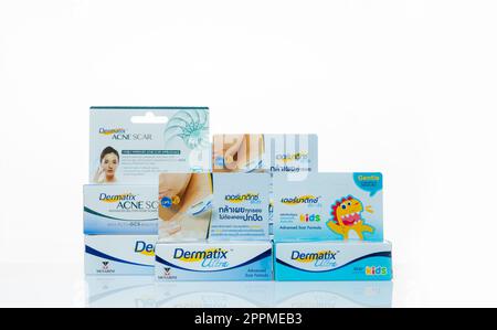 CHONBURI, THAILAND-30. JANUAR 2023: Dermatix Ultra Advanced Narbenform, Dermatix Ultra Narbenpflege für Kinder und Dermatix Acne Narbe Advanced Gel isoliert auf weißem Hintergrund. Produkte VON MENARINI. Stockfoto