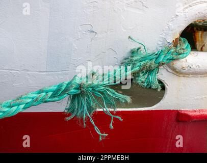 Stark ausgefranste Ankerlinie, die kurz davor steht, zu brechen oder sich zu lösen. Stockfoto