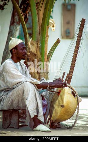 Senegal, Casamance - Mann sitzt mit seinem Kora, einem traditionellen afrikanischen Instrument. Stockfoto