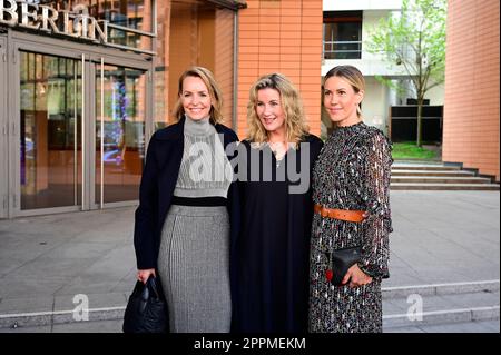 Simone Hanselmann, Alexa Maria Surholt und Wolke Hegenbarth bei der Premiere des Theaterstücks "Stolz und Vorurteil *oder so" in der Komödie am Kurfür Stockfoto