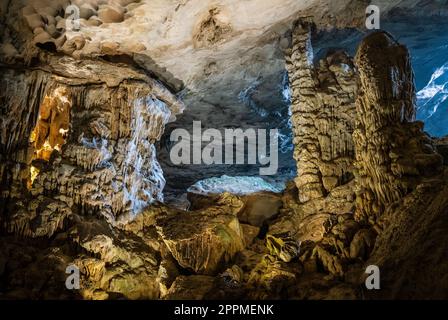 Stalaktitenformationen in der Thien-Cung-Grotte in Ha Long Bay in Vietnam Stockfoto