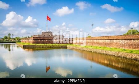 Die Nationalflagge Vietnams fliegt über der Zitadelle in der ehemaligen Hauptstadt Hue Stockfoto