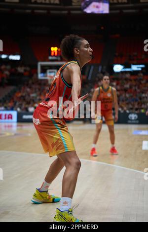 Valencia, Spanien. 23. April 2023. Cierra Burdick von Valencia Basket in Aktion während des „Play off“-Viertelfinals von Liga Endesa im Pavilion Fuente de San Luis Valencia Basket 77:35 Movistar Estudiantes Credit: SOPA Images Limited/Alamy Live News Stockfoto