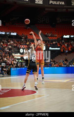 Valencia, Spanien. 23. April 2023. Lauren Cox von Valencia Basket in Aktion während des „Play off“-Viertelfinals von Liga Endesa im Pavilion Fuente de San Luis. Valencia Basket 77:35 Movistar Estudiantes Credit: SOPA Images Limited/Alamy Live News Stockfoto