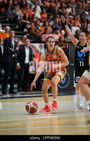 Valencia, Spanien. 23. April 2023. Leticia Romero von Valencia Basket in Aktion während des „Play off“-Viertelfinals von Liga Endesa im Pavilion Fuente de San Luis. Valencia Basket 77:35 Movistar Estudiantes Credit: SOPA Images Limited/Alamy Live News Stockfoto