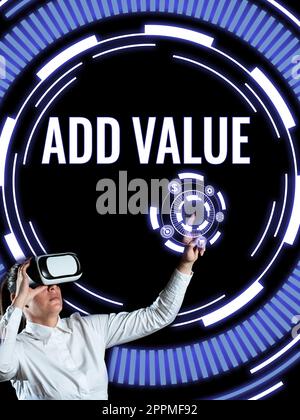 Schreiben mit Anzeige von Text Wert hinzufügen. Konzeptfoto eine Verbesserung oder Ergänzung zu etwas, das mehr wert ist Stockfoto