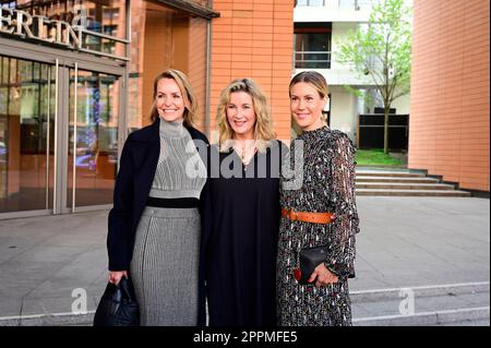 Simone Hanselmann, Alexa Maria Surholt und Wolke Hegenbarth bei der Premiere des Theaterstücks "Stolz und Vorurteil *oder so" in der Komödie am Kurfür Stockfoto