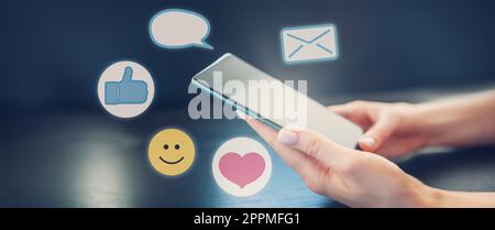 Frauenhände halten Handy auf schwarzem Hintergrund. Stockfoto