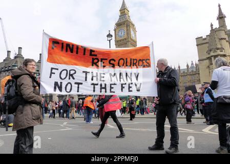 London, Großbritannien. 24. April 2023. Ausrottung Rebellion blockierte das Parlament am 4. Protesttag. Kredit: Brian Minkoff/Alamy Live News Stockfoto