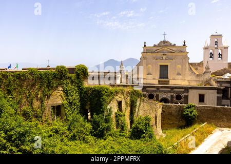 Blick auf die Stadt am Golf von Neapel und das Kloster Certosa di San Martino vom Castel Sant'Elmo, Neapel, Italien Stockfoto