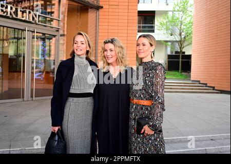 Simone Hanselmann, Alexa Maria Surholt und Wolke Hegenbarth bei der Premiere des Theaterstücks "Stolz und Vorurteil *oder so" in der Komödie am Kurfür Stockfoto