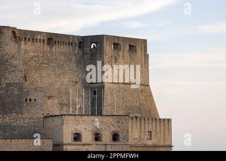 Castel dell'Ovo, mittelalterliche Burg auf einer kleinen Insel vor der Küste von Neapel, Italien Stockfoto