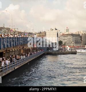 Fischrestaurants an der überfüllten Galata Bridge, während des Victory Day, Istanbul, Türkei Stockfoto