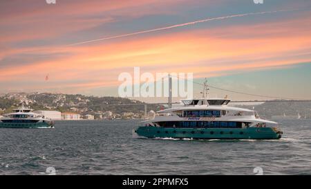 Moderne Fähre, die in der Bosporus-Straße mit der Bosporus-Brücke im Hintergrund, Istanbul, Türkei, segelt Stockfoto