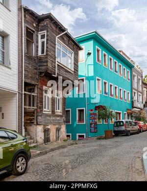 Kopfsteinpflaster-Gasse mit wunderschönen alten Häusern in Grün und Orange, passend für das Viertel Fatih, Istanbul Stockfoto