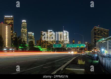 Downtown Los Angeles und Harbor Freeway bei Nacht Stockfoto