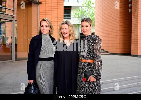 Simone Hanselmann, Alexa Maria Surholt und Wolke Hegenbarth bei der Premiere des Theaterstücks "Stolz und Vorurteil *oder so" in der Komödie am Kurfür Stockfoto