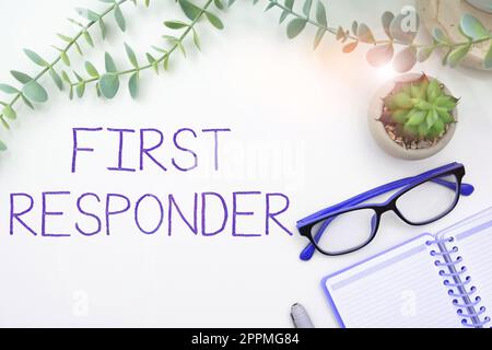 Das Schild zeigt den Ersten Antwortenden an. Geschäftsübersicht eine Person, die für den sofortigen Eintritt in den Unfall verantwortlich ist Stockfoto