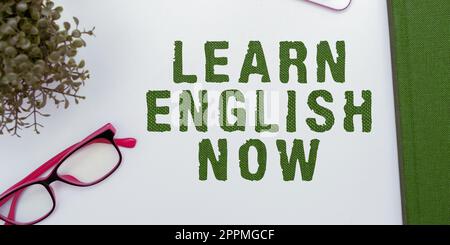 Konzeptionelle Beschriftung Jetzt Englisch lernen. Ein Wort, das darauf abzielt, Kenntnisse und Fähigkeiten in englischer Sprache zu erlangen oder zu erwerben Stockfoto
