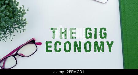 Schriftsteller mit Text The Gig Economy. Geschäftsansatz Markt für befristete Arbeitsverträge Freiberufler/Zeitarbeiter Stockfoto