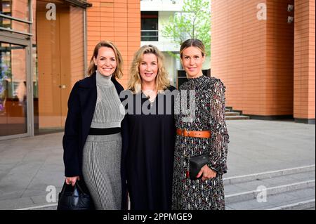 Simone Hanselmann, Alexa Maria Surholt und Wolke Hegenbarth bei der Premiere des Theaterstücks "Stolz und Vorurteil *oder so" in der Komödie am Kurfür Stockfoto