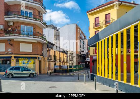 TALAVERA DE LA REINA, SPANIEN - 19. DEZEMBER 2021: Blick auf die Straßen im historischen Zentrum der Stadt Talavera de la Reina, Provinz Toledo, Castilla La Mancha, Zentralspanien Stockfoto