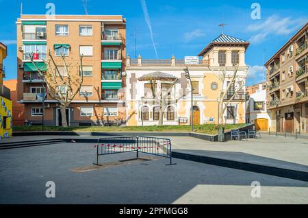 TALAVERA DE LA REINA, SPANIEN - 19. DEZEMBER 2021: Blick auf die Straßen im historischen Zentrum der Stadt Talavera de la Reina, Provinz Toledo, Castilla La Mancha, Zentralspanien Stockfoto