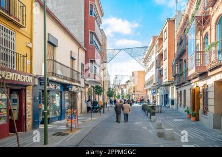 TALAVERA DE LA REINA, SPANIEN - 19. DEZEMBER 2021: Blick auf die Straßen im historischen Zentrum der Stadt Talavera de la Reina, Provinz Toledo, Castilla La Mancha, Zentralspanien Stockfoto