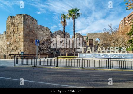 TALAVERA DE LA REINA, SPANIEN - 19. DEZEMBER 2021: Briefzeichen mit dem Namen der Stadt Talavera de la Reina, Provinz Toledo, Castilla La Mancha, Zentralspanien Stockfoto