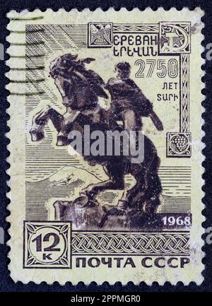 UdSSR - CIRCA 1968: Briefmarke 12 Kopeck, gedruckt in der Sowjetunion, zeigt den Menschen auf einer Pferdezucht-Hauptstadt Armeniens - dem Denkmal David von Sassoun. Briefmarkenserie über 2750 Jahre Eriwan. Stockfoto