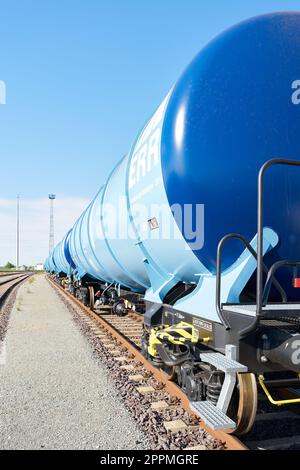 Kesselwagen auf Eisenbahngleisen in einem Industriegebiet im Norden der Stadt Magdeburg in Deutschland Stockfoto