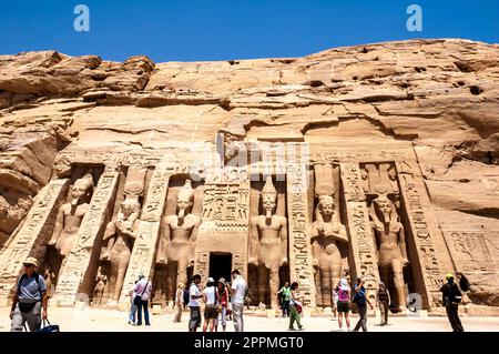 Abu Simbel, Assuan, Ägypten - 18. April 2008: Touristen, die in der archäologischen Stätte von Abu Simbel, Assuan, Ägypten Stockfoto