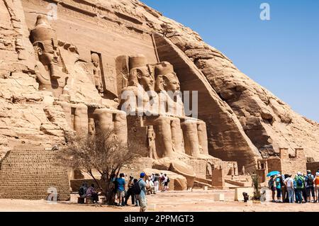 Abu Simbel, Assuan, Ägypten - 18. April 2008: Touristen, die in der archäologischen Stätte von Abu Simbel, Assuan, Ägypten Stockfoto