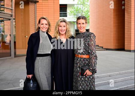 Simone Hanselmann, Alexa Maria Surholt und Wolke Hegenbarth bei der Premiere des Theaterstücks "Stolz und Vorurteil *oder so" in der Komödie am Kurfür Stockfoto