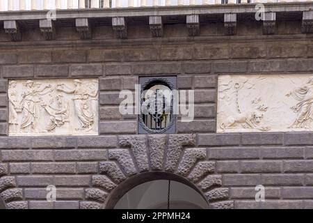 Fassade des königlichen Theaters Saint Charles (Teatro di San Carlo) aus dem 18. Jahrhundert, Neapel, Italien Stockfoto