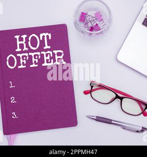 Schreiben von Text für „Hot Offer“. Wort auf Produkt oder Programm geschrieben, das zu reduzierten Preisen oder Tarifen angeboten wird Stockfoto