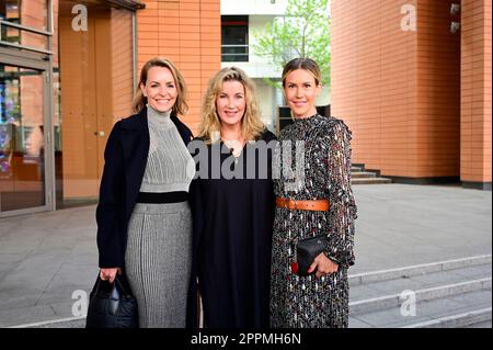 Simone Hanselmann, Alexa Maria Surholt und Wolke Hegenbarth bei der Premiere des Theaterstücks "Stolz und Vorurteil *oder so" in der Komödie am Kurfür Stockfoto