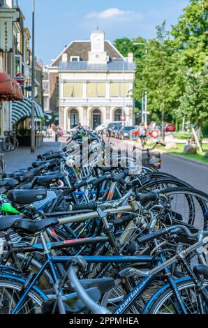 UTRECHT, NIEDERLANDE - 23. AUGUST 2013: Viele Fahrräder parken auf einer Straße in Utrecht, Niederlande Stockfoto