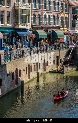 UTRECHT, NIEDERLANDE - 23. AUGUST 2013: Urbane Szene, Blick auf die Straßen entlang des Kanals in Utrecht, Niederlande Stockfoto