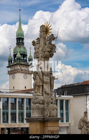 Säule der Heiligen Dreifaltigkeit aus dem 17. Jahrhundert auf dem Kohlmarkt und Turm des Alten Rathauses in der Ferne, Brünn, Tschechische Republik Stockfoto