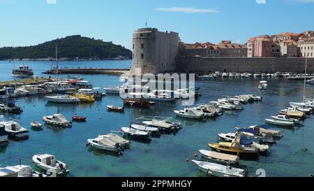 Dubrovnik, Kroatien, 08,14. 2022. Stadthafen Sommertouristenattraktion. Touristen gehen zu Fuß, steigen in Boote und Schiffe und machen Bootsausflüge. Adria. Reisen und Erholung. Private Boote von einheimischen Bürgern Stockfoto