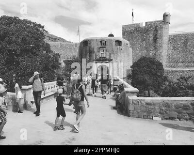 Pile Gate Dubrovnik Kroatien August 14 2022 Menschen Männer und Frauen gehen entlang der Steinbrücke zum Tor der Altstadt. Eine Menge Touristen. Geschäftiger Eingang. Haupteingang Altstadt, geschäftiges Pile Gate Stockfoto